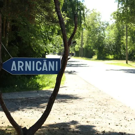Viesu Maja Arnicani * 拉加希姆斯